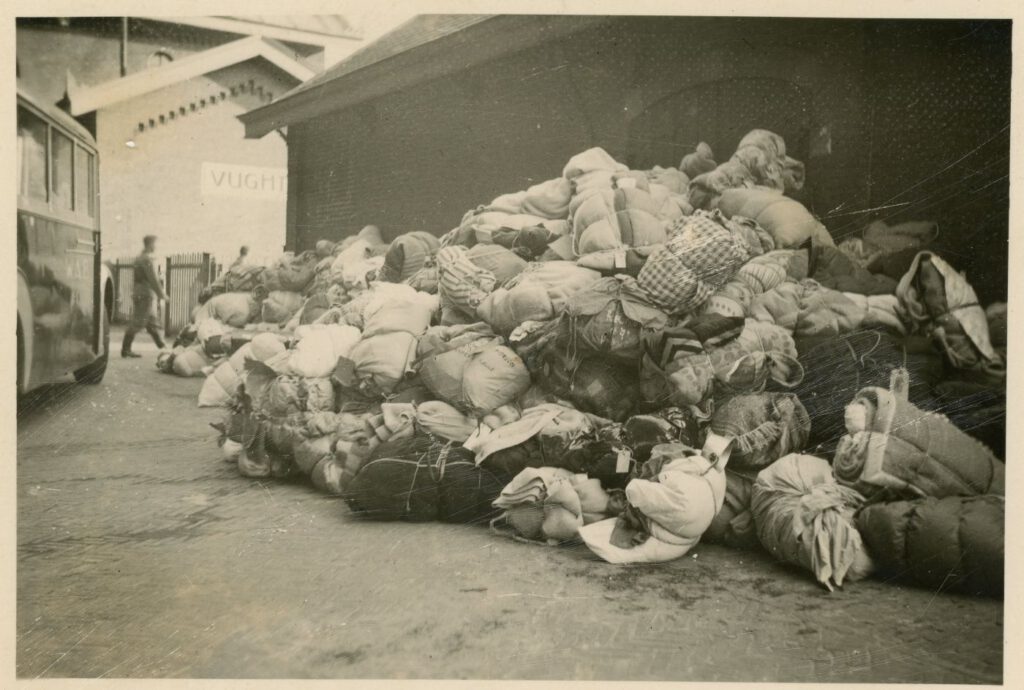 Stapel bagage bij het station Vught, 23 mei 1943 (foto: collectie Nationaal Monument Kamp Vught).