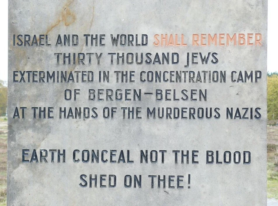 Joodse gedenksteen bij Bergen-Belsen. Geplaatst op 15 april 1946 