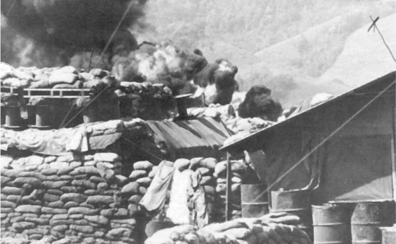 Slag om Khe Sanh - Een brandend munitiedepot na een granaatinslag.