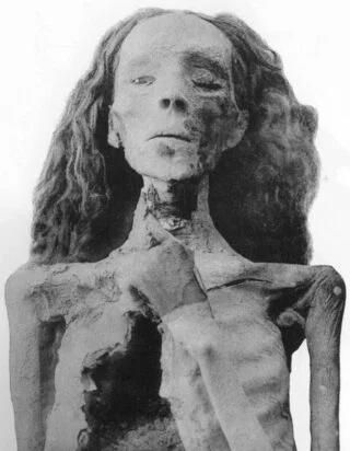 De mummie van koningin Tiye, aanvankelijk bekend als "The elder lady"