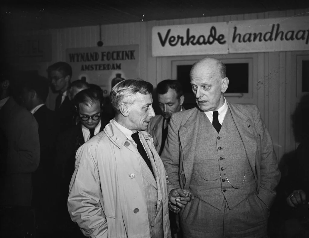 Minister Jan Jonkman (rechts) begroet op 4 augustus 1948 op Schiphol Lambertus Neher, gedelegeerde van het Opperbestuur in Indonesië.