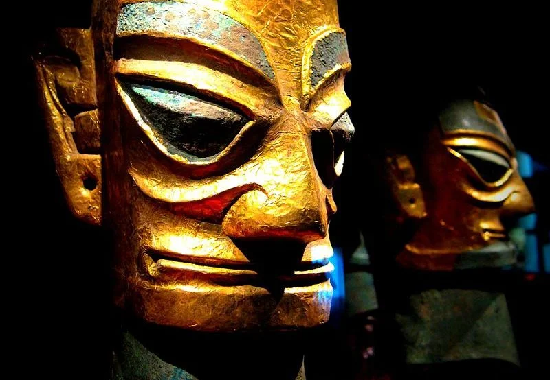 Foto van een eerder in Sanxingdui gevonden masker