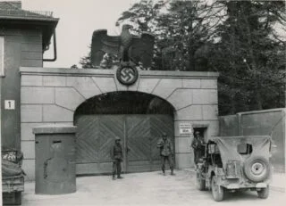 Een toegangspoort concentratiekamp Dachau, januari 1945