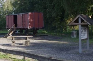 Wagon bij het voormalige kampterrein van Bergen-Belsen