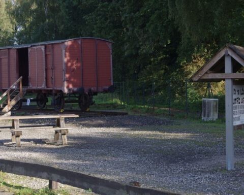 Wagon bij het voormalige kampterrein van Bergen-Belsen