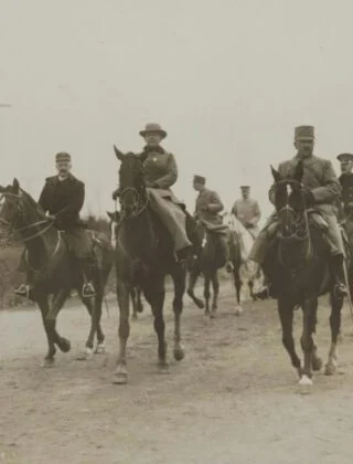 Wilhelmina te paard bij troepenmanoeuvres in het Gooi. Het is april 1917. 