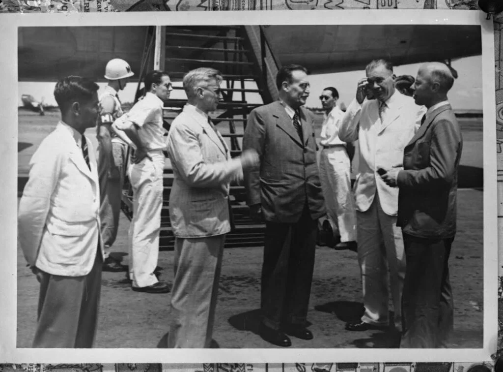 Minister Drees arriveert op 21 december 1947 voor overleg in Indië. Van links naar rechts: topambtenaren Raden Abdulkadir Widjojoatmodjo en N.S. Blom, Drees, luitenant gouverneur-generaal Van Mook en premier Beel. 