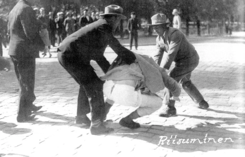 Aanhangers van de Lapuabeweging molesteren de "rode officier" Eino Nieminen tijdens een rel in juni 1930