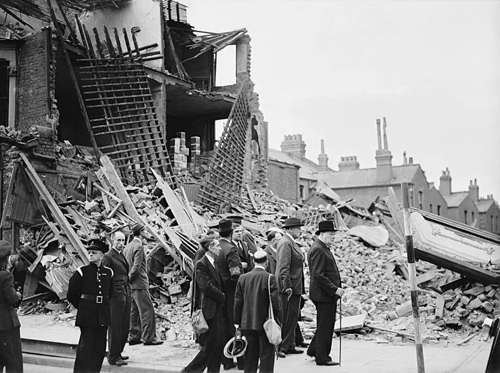 Winston Churchill bezoekt door bommen beschadigde delen van Londen, 8 september 1940