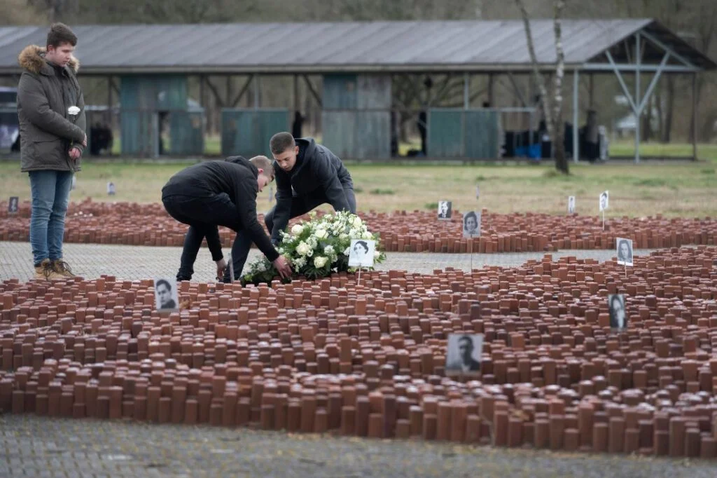 Herdenking Westerbork,  bloemlegging op het voormalige kampterrein