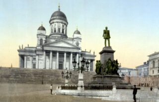 Kathedraal van Helsinki met daarvoor een standbeeld van tsaar Alexander II - Photochrom, ca. 1900