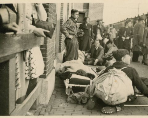 Wachtenden op het perron van Vught, 23 mei 1943. Linksvoor brancard met ernstig zieken (foto: collectie Nationaal Monument Kamp Vught).