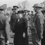 Koningin Wilhelmina bezoekt in mei 1942 de Prinses Irene Brigade in het trainingskamp in het Engelse Wolverhampton.