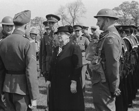 Koningin Wilhelmina bezoekt in mei 1942 de Prinses Irene Brigade in het trainingskamp in het Engelse Wolverhampton.