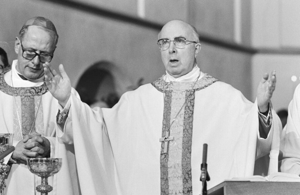  Aartsbisschop Simonis (l) en kardinaal Willebrands tijdens de eucharistieviering, 1983 