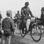 Duitsers trekken na de capitulatie uit het Gooi weg, mei 1945