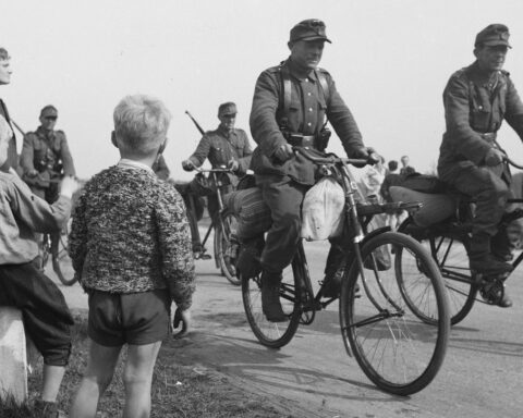 Duitsers trekken na de capitulatie uit het Gooi weg, mei 1945