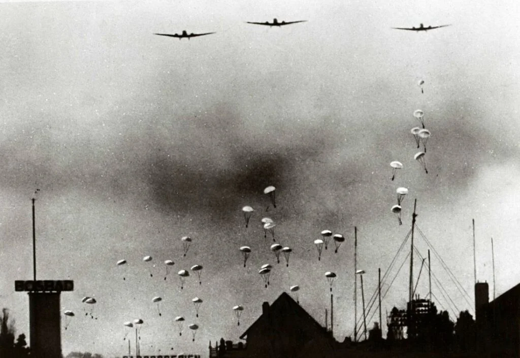 Duitse parachutisten boven de wijk Bezuidenhout in Den Haag, 10 mei 1940