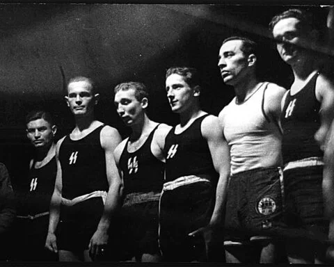 Jan Olij (tweede van links) met SS boksers