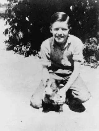 De jonge Jimmy Carter met zijn hond Bozo, in 1937