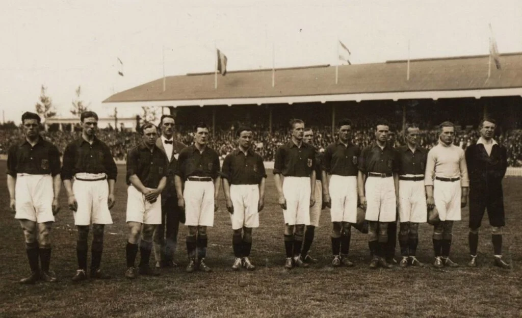 Het Nederlands elftal voor een interland tegen België, 1921. Jan de Natris staat geheel links