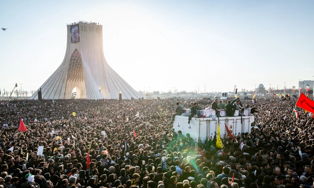 Rouwende menigte in Teheran na de dood van Qassem Soleimani, januari 2020
