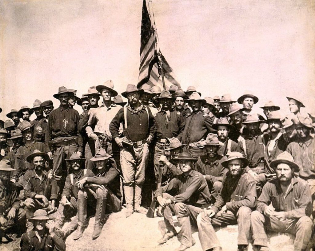 Thedore Roosevelt (centraal midden) met de Rough Riders tijdens de Spaans-Amerikaanse Oorlog, 1898