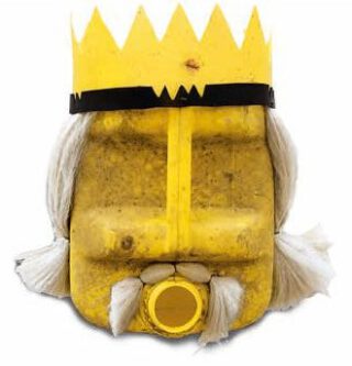 ‘Masker’ dat een Europeaan in de tijd van de slavenhandel verbeeldt, gemaakt van een gele jerrycan. Onderdeel van de installatie La Bouche du Roi, Romuald Hazoumè, 1997–2005