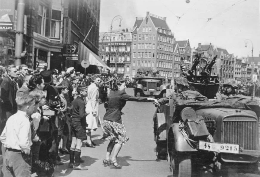 Duitse troepen arriveren in mei 1940 op de Dam in Amsterdam