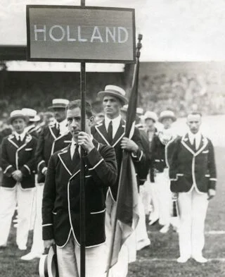 Bokser Sam Olij, vaandeldrager van de Nederlandse ploeg tijdens de Olympische Spelen van 1928.