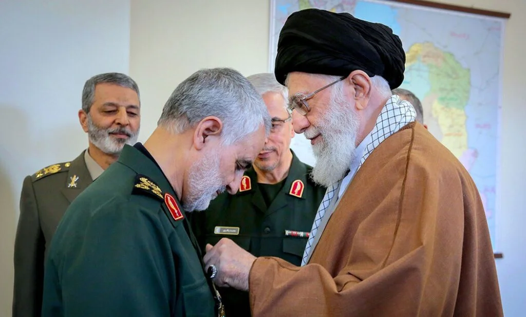 Soleimani ontvangt de 'Order of Zolfaghar' van ayatollah Ali Khamenei