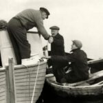 Een Parlevinker. Melkboer Gerrit uit Oude Wetering bezorgt flessen melk aan boord van een schip, 1930