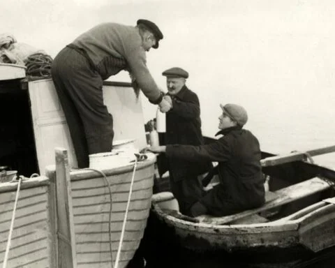 Een Parlevinker. Melkboer Gerrit uit Oude Wetering bezorgt flessen melk aan boord van een schip, 1930