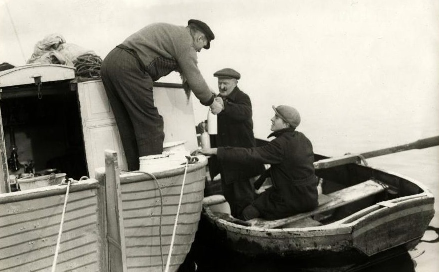 Een Parlevinker. Melkboer Gerrit uit Oude Wetering bezorgt flessen melk aan boord van een schip, 1930