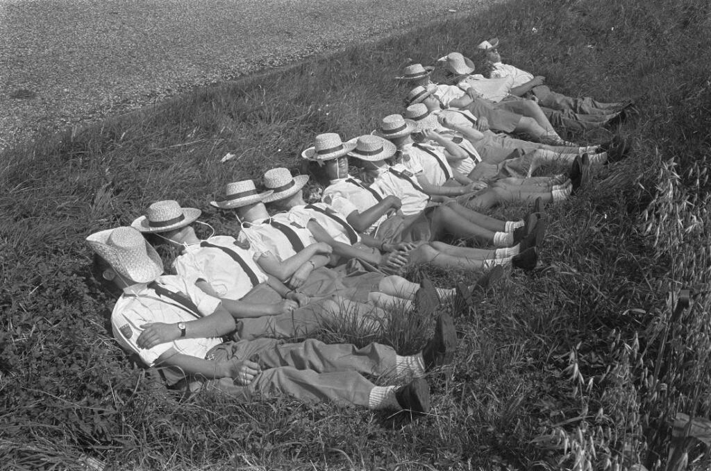 Uitrusten tijdens de Vierdaagse van Apeldoorn, 1967