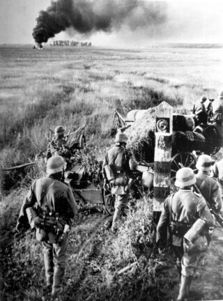Duitse troepen passeren de grens van de Sovjet-Unie