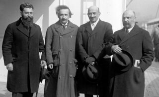 Mossinson, Einstein, Weizmann en Ussishkin, april 1921