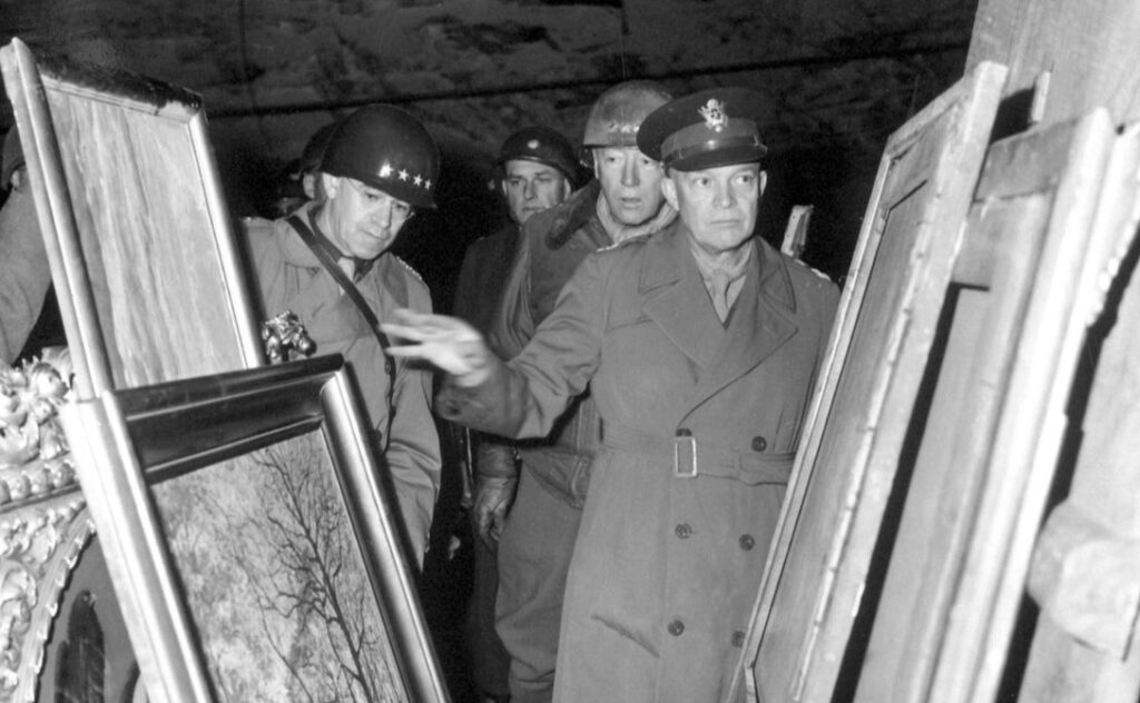 Generaal Dwight D. Eisenhower e.a. inspecteren in 1945 teruggevonden kunstschatten in een Duitse zoutmijn