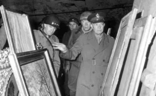 Generaal Dwight D. Eisenhower e.a. inspecteren in 1945 teruggevonden kunstschatten in een Duitse zoutmijn