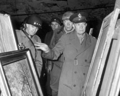 Generaal Dwight D. Eisenhower e.a. inspecteren in 1945 teruggevonden kunstschatten in een Duitse zoutmijn