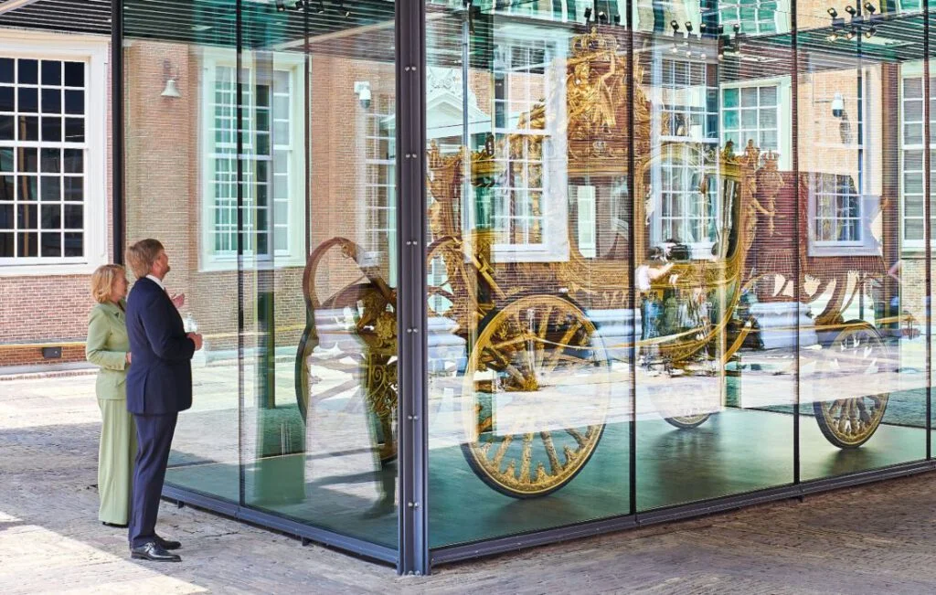 Koning Willem-Alexander bij de Gouden Koets tijdens de opening van de tentoonstelling