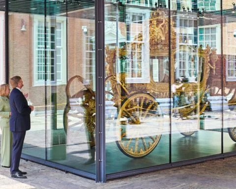 Koning Willem-Alexander bij de Gouden Koets tijdens de opening van de tentoonstelling