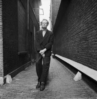 Jan Schoonhoven in Delft (1969), gezien door Lothar Wolleh
