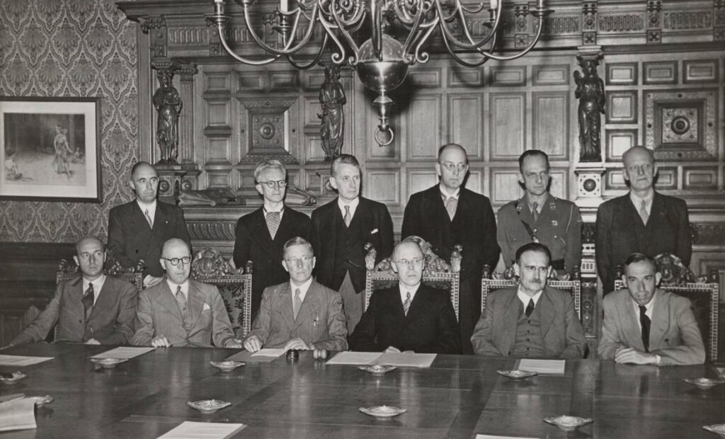 De ministers van het kabinet-Beel I in de Blauwe Zaal op 3 juli 1946