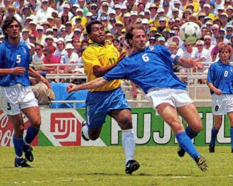 Romario in duel met Franco Baresi tijdens de WK-finale van 1994