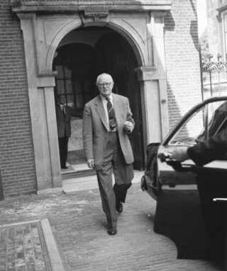 Romme op het Binnenhof tijdens de formatie van 1956: strafbankje. 