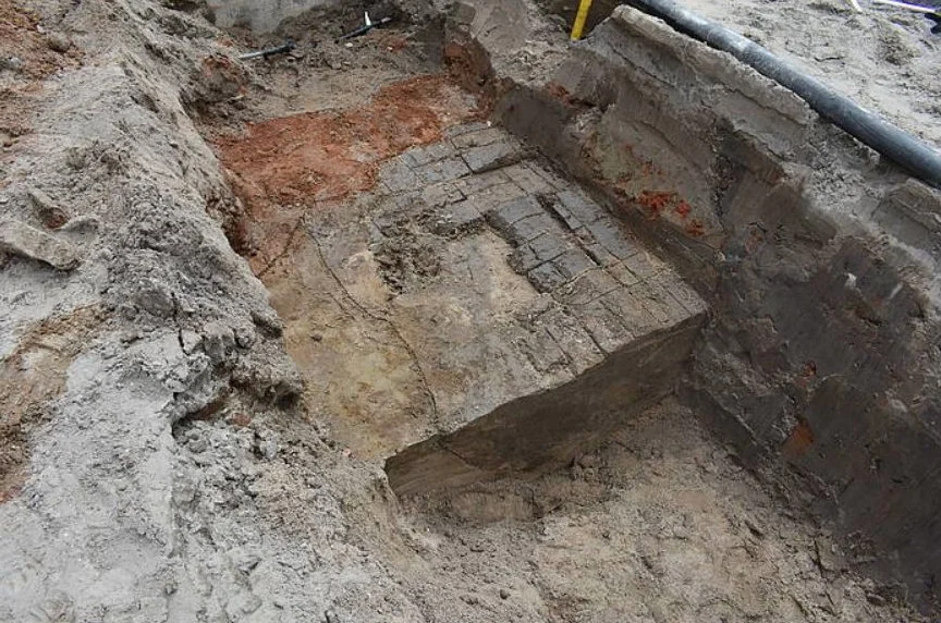 De ongebakken stenen van een middeleeuwse veldoven. Het rode baksteengruis is afkomstig van een latere veldoven. (foto: Erfgoed gemeente