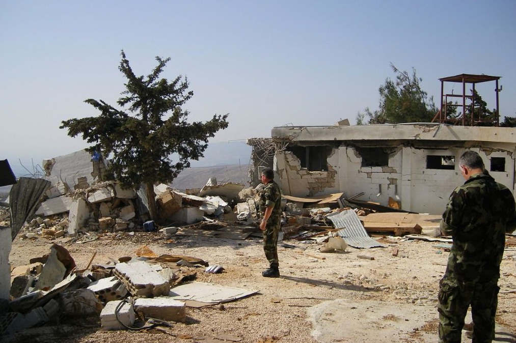 De verwoeste VN-post Khiam in Libanon, 2006
