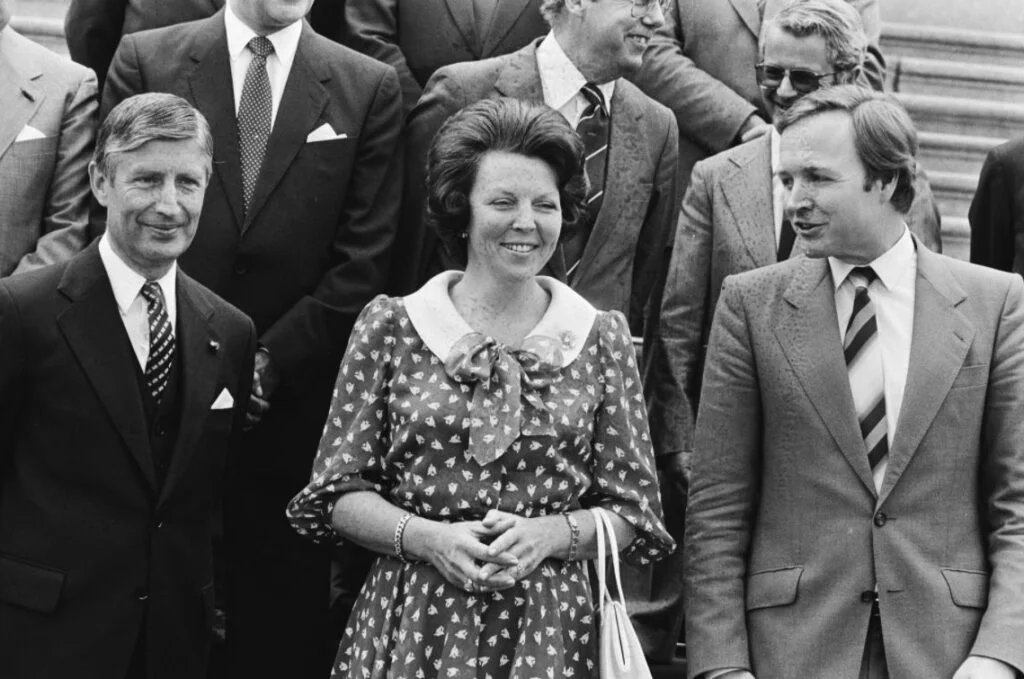 In mei 1982 was het kabinet-Van Agt III een feit. Hier koningin Beatrix op de trappen van Huis ten Bosch tussen (links) Van Agt en (rechts) Terlouw. 