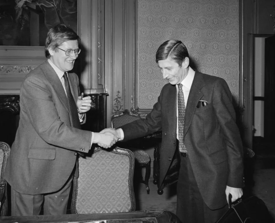 Van Agt (rechts) en Wiegel tijdens de formatie van 1977. Ze kwamen tot een akkoord en sloten de grote verkiezingswinnaar, de PvdA, buiten.